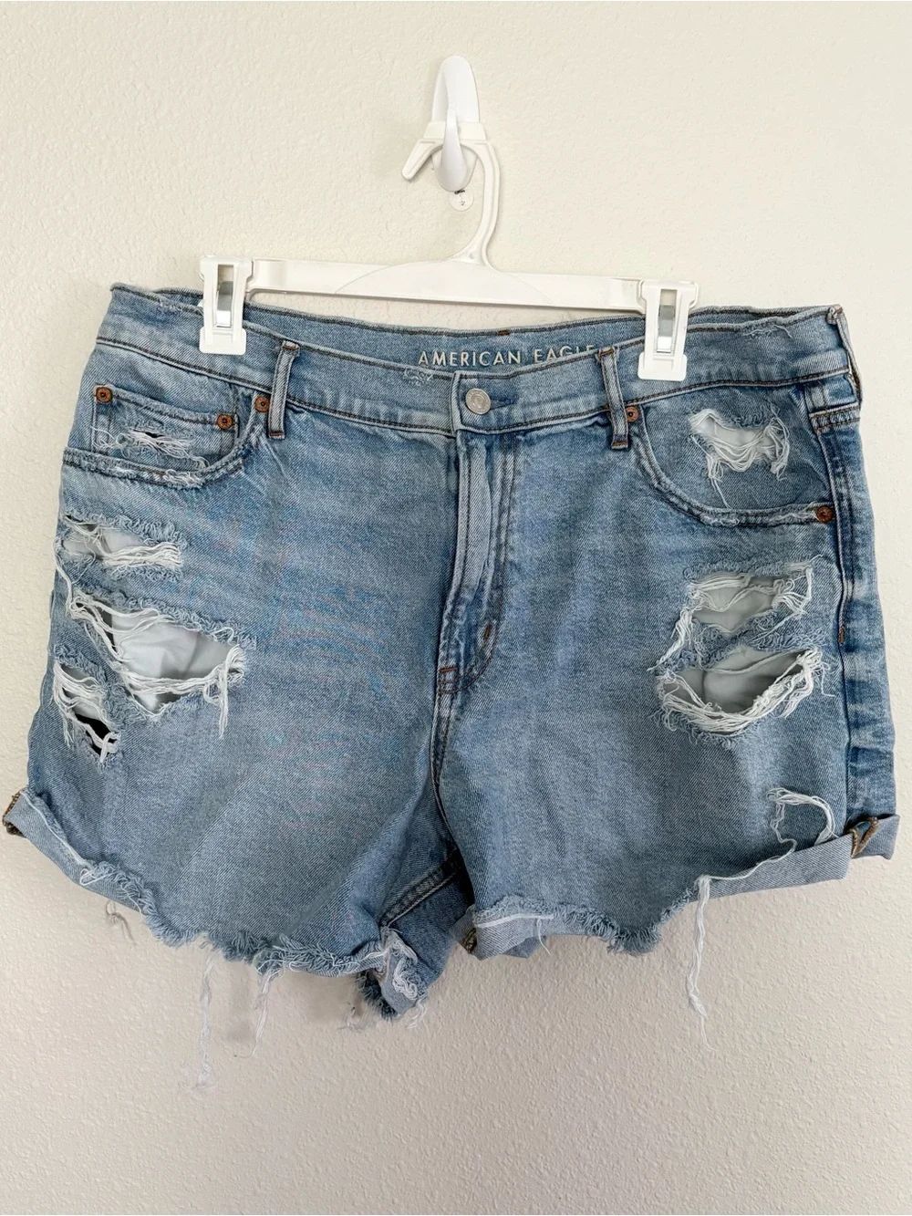 American Eagle Relaxed Short Strigid Light Wash Womens Size 14 Distressed